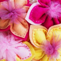 Fiori in feltro e tulle: i sacchetti portaconfetti bicolore eleganti, colorati, economici!